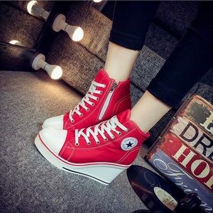 SO CUTE! RED CANVAS SZ 8.5 MAX STAR HIGH HEEL PLATFORM WEDGE LACE UP SNEAKERS